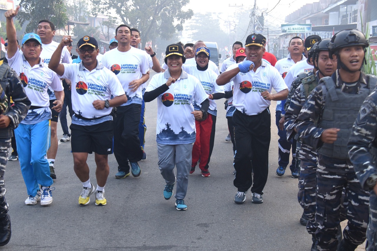 Danlantamal XII, Danlanud Supadio, Wakapolda Kalbar serta Forkopimda Kalbar saat mengikuti Fun Run dalam rangka HUT  Lantamal XII ke-3 tahun 2018