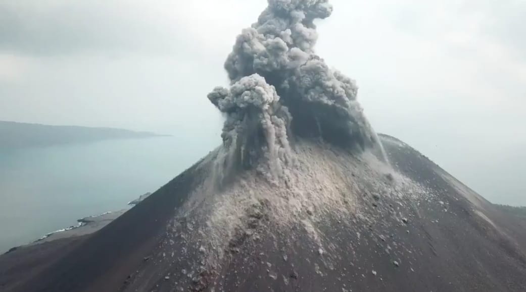 Letusan Anak Krakatau. Foto : BNPB