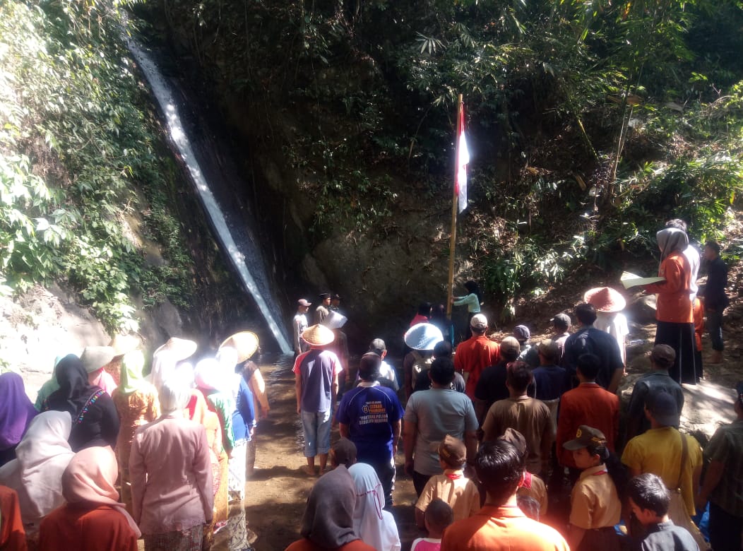 Suasana Upacara Pengibaran Bendera Merah Putih Di Air Terjun Kabejan, Mojokerto