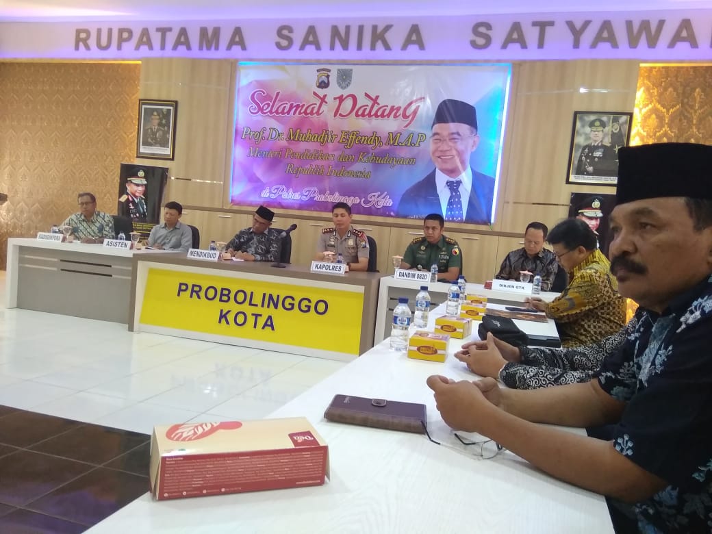 Mendikbud, Muhadjir Effendy saat memberikan pengarahan di Mapolresta Probolinggo, Minggu, 19 Agustus 2018. (Foto: Isa/ngopibareng.id) 