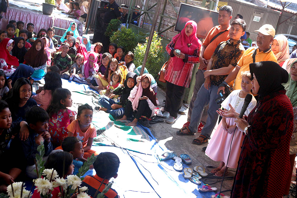 Wali Kota Surabaya Tri Rismaharini melaunching program Bank Sampah Simo Jawar, Minggu, 19 Agustus 2018. 