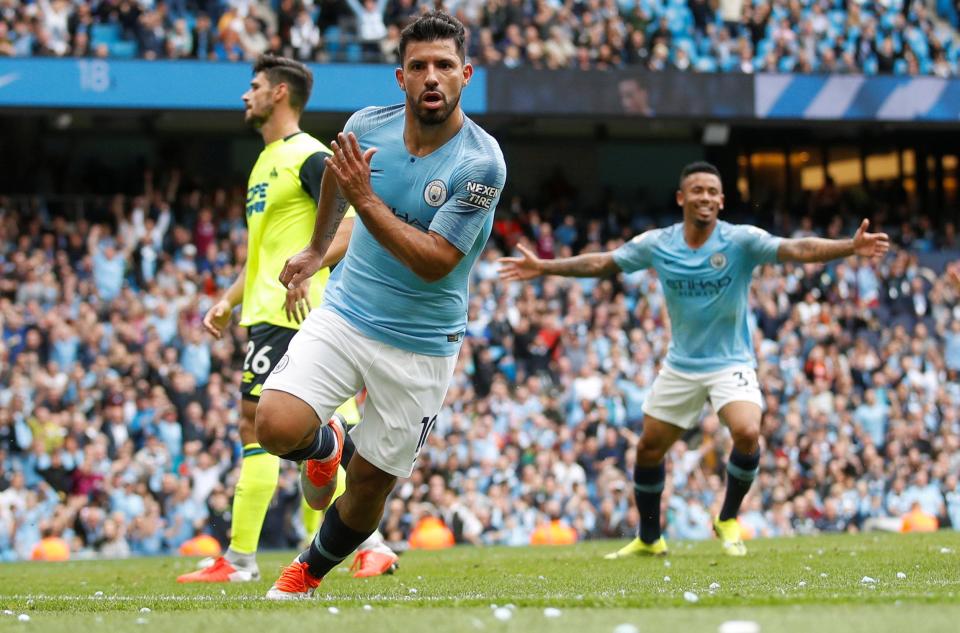 Sergio Aguero memborong tiga gol ke gawang Huddesfiled. foto:reuters