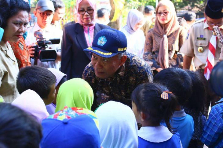 Arsip Foto. Menteri Pendidikan dan Kebudayaan Muhadjir Effendy berbincang dengan sejumlah murid TK Pertiwi Monjok, Kota Mataram, Selasa 14 Agustus 2018. Sama seperti 605 sekolah lainnya di Pulau Lombok, Sumbawa dan Bali, TK Pertiwi Monjok juga rusak akibat gempa 7 Skala Richter (SR) yang terjadi pada 5 Agustus 2018. (Foto: Antara)