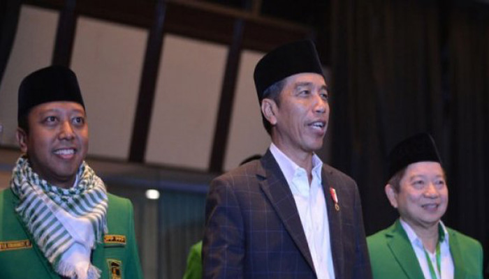    Arsip Presiden Joko Widodo (tengah) didampingi Ketua Umum DPP PPP Romahurmuziy (kiri) dan Ketua Majelis Pertimbangan PPP Suharso Manoarfa menghadiri penutupan Workshop Nasional Anggota DPRD PPP 2018 di Jakarta, Selasa 15 Mei 2018. Workshop tersebut untuk memberikan pembekalan bagi 1.200 anggota legislatif yang akan maju kembali menjadi calon legislatif. (Foto: Antara) 