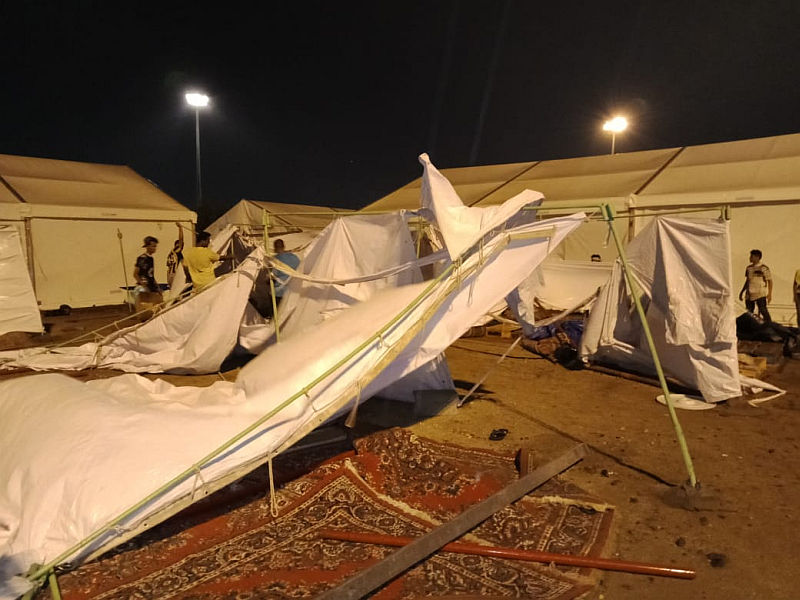 Tenda para jamaah haji asal Indonesia roboh usai diterjang badai pasir dan hujan, Minggu 19 Agustus 2018. Foto: okezone.