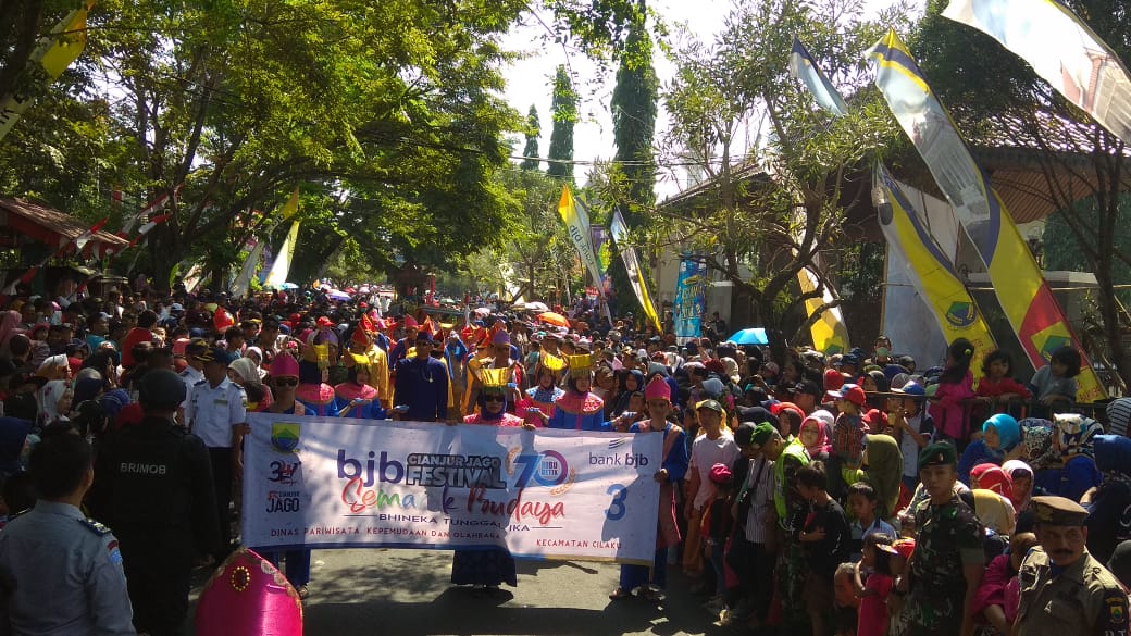 Sesak, tak ada yang lowong. Ribuan pasang mata memadati jalanan yang dilalui karnaval. foto:kemenpar/genpi