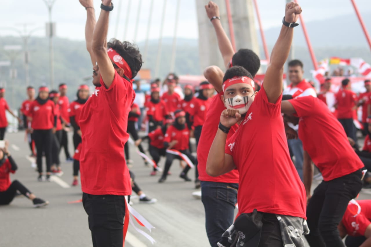 Keseruan merah putih di jembatan merah putih. foto:kemenpar