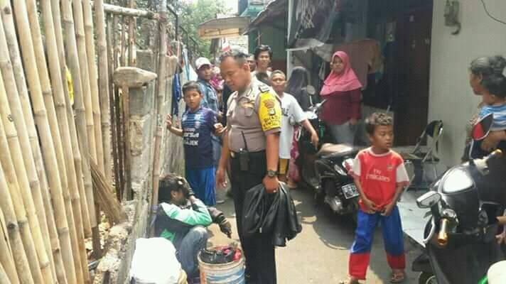 Suami terduduk syok karena pergoki istrinya selingkuh. (Foto: Facebook)