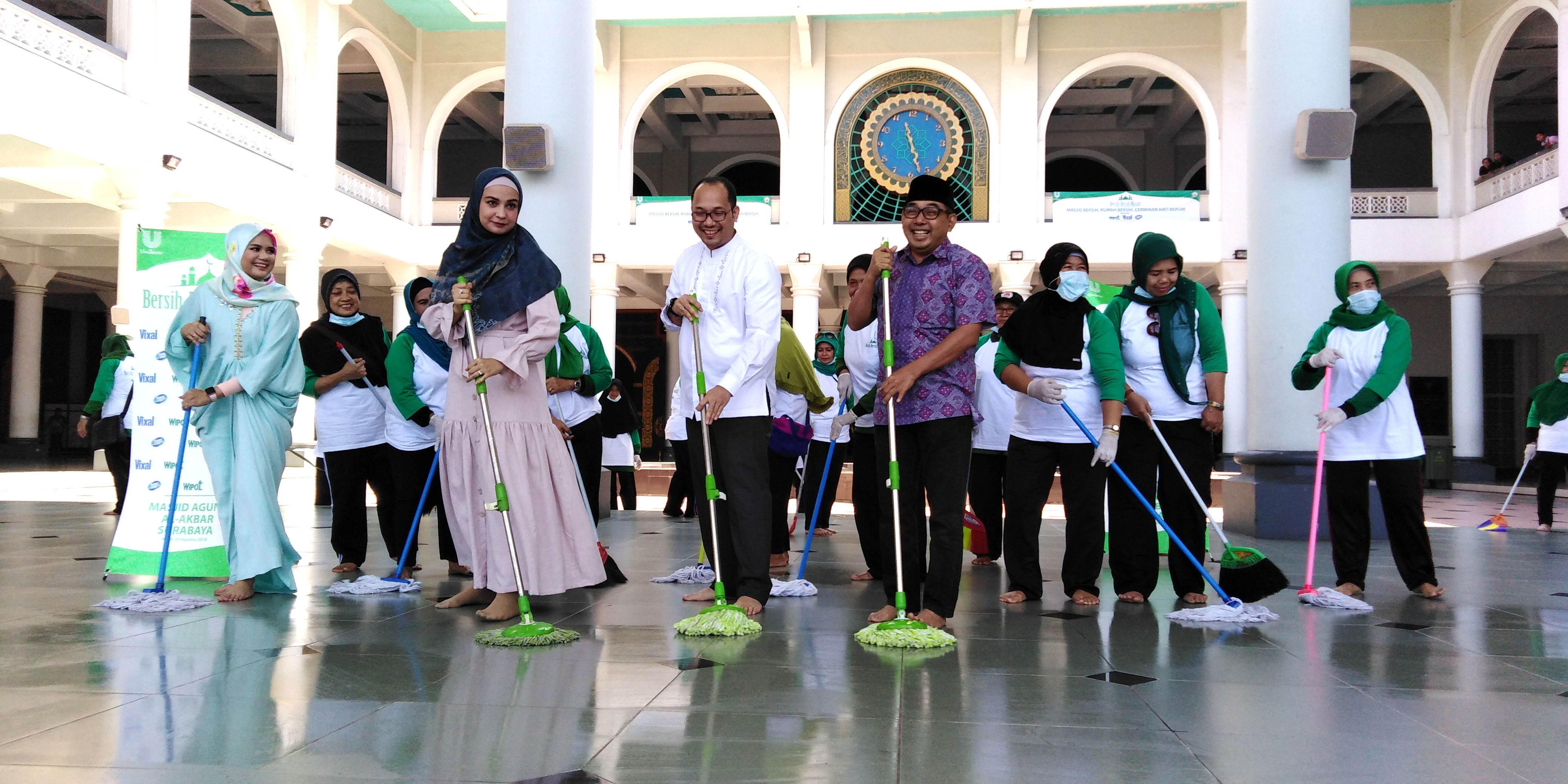 Jajaran Unilever dan Dewan Pengurus DMI Jatim, saat melakukan simbolis gerakan Bersih-bersih Masjid, di Masjid Al-Akbar, Surabaya, Senin, 20 Agustus 2018. (Foto: Farid/ngopibareng.id)