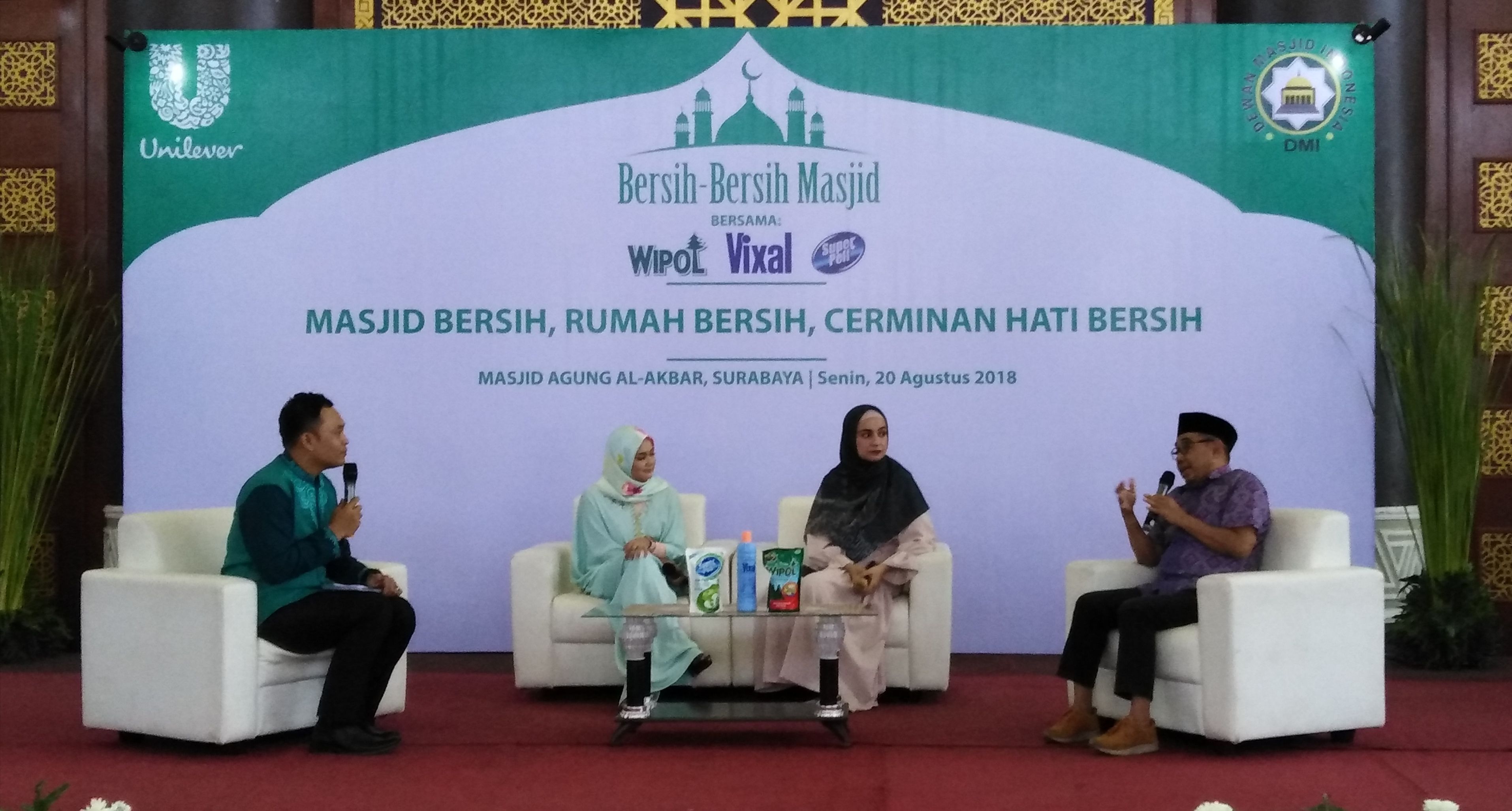 Peresmia Gerakan Bersih-bersih Masjid di Jawa Timur, dihadiri oleh selebriti Ibukota Shireen Sungkar, dan Ketua DMI Jatim Arif Afandi. (Foto: Farid/ngopibareng.id)