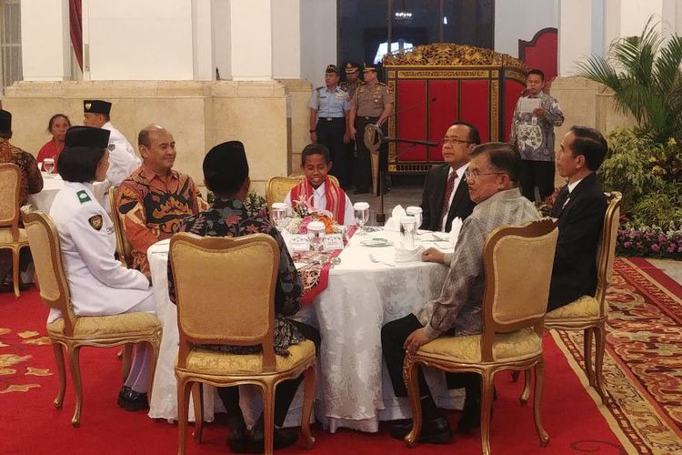 Yohannes 'Johni' Ande Kalla duduk semeja dengan Presiden Jokowi dan Wakil Presiden Jusuf Kalla di acara silahturahmi Paskibraka 2018 di Istana Merdeka, Jakarta, Senin 20 Agustus 2018.