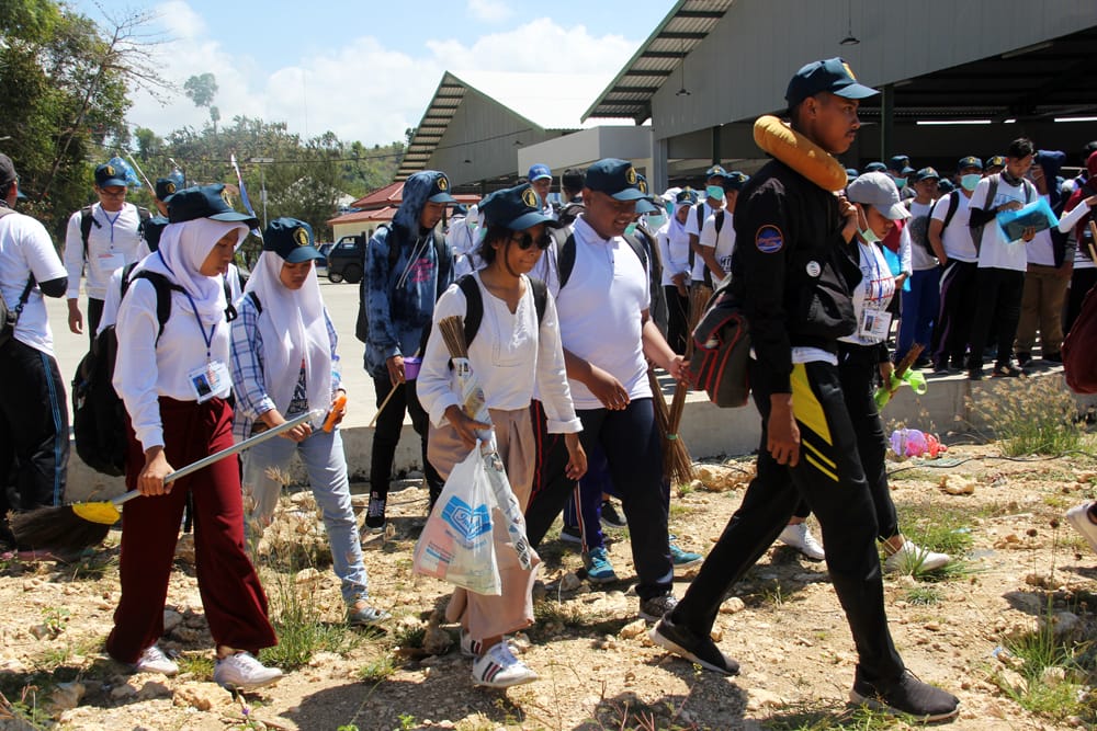 Universitas Brawijaya (UB) bersih-bersih pantai di Pantai Sendang Biru, Kabupaten Malang, Jawa Timur, Minggu, 19 Agustus 2018. (Foto: Humas UB)