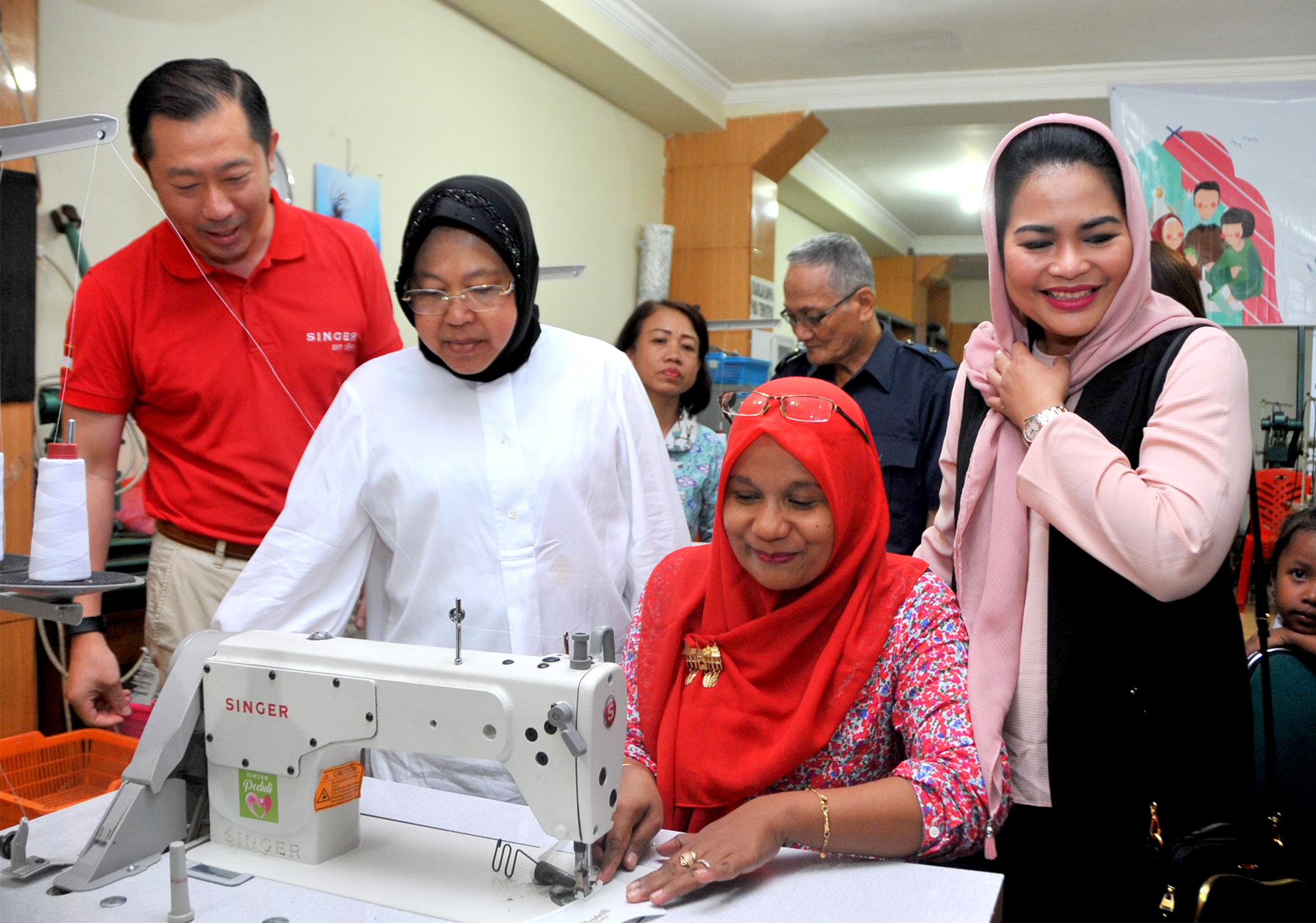 Wali Kota Surabaya Tri Rismaharini saat penyerahan bantuan mesin jahit di eks Wisma Barbara, Dolly, Surabaya, Senin, 20 Agustus 2018. (Foto: Farid/ngopibareng.id)