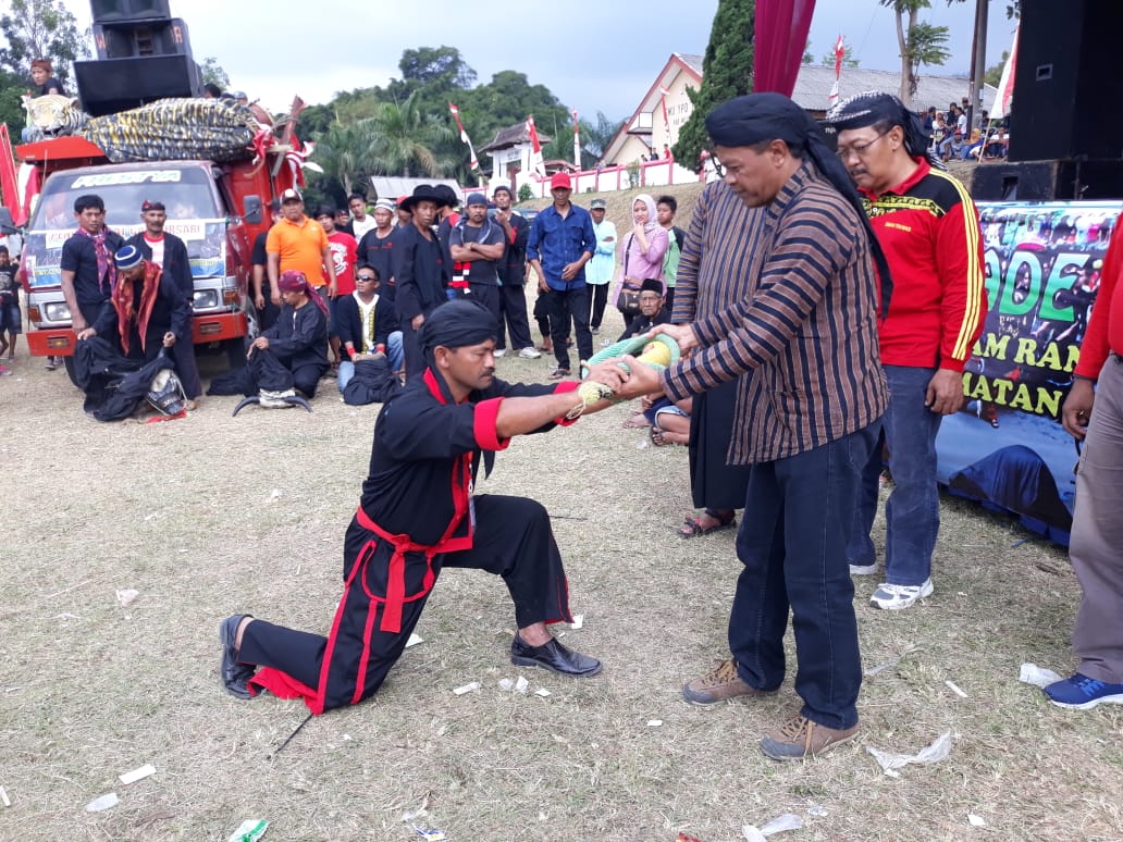 Prosesi Penyerahan Cambuk Ki Ageng Penanggungan Menandai Dimulainya Parade Bantengan