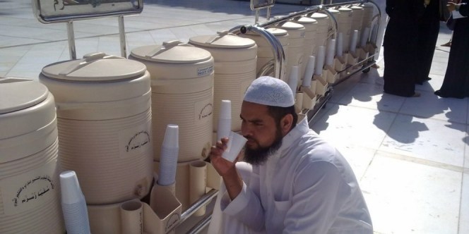 KHASIAT: Air Zamzam tak pernah kering. (foto: ist)