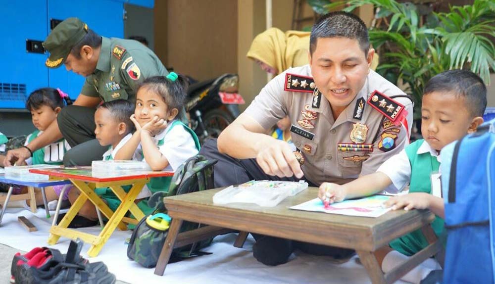 Dandim Letkol Kav. Depri Rio Saransi (kiri) dan Kapolresta AKBP Alfian Nurrizal saat menyaksikan anak-anak TK lomba mewarnai, Senin, 20 Agustus 2018. (Foto: Isa/ngopibareng.id)