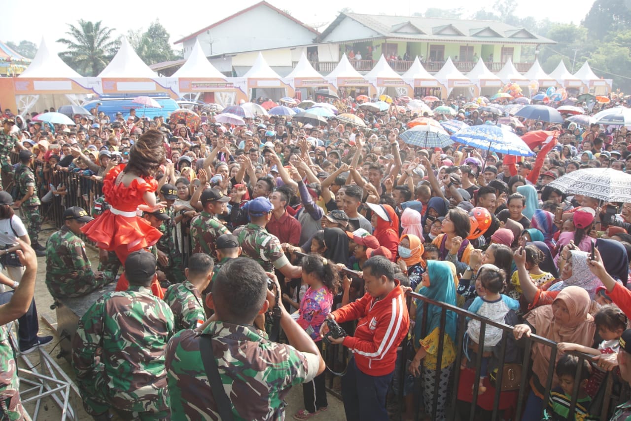 Uut diantara ribuan penggemar. foto:kemenpar