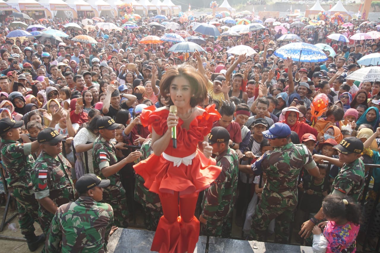 Panggung pun gempar, wisman pun heboh, keramaian pun luar biasa. foto:kemenpar