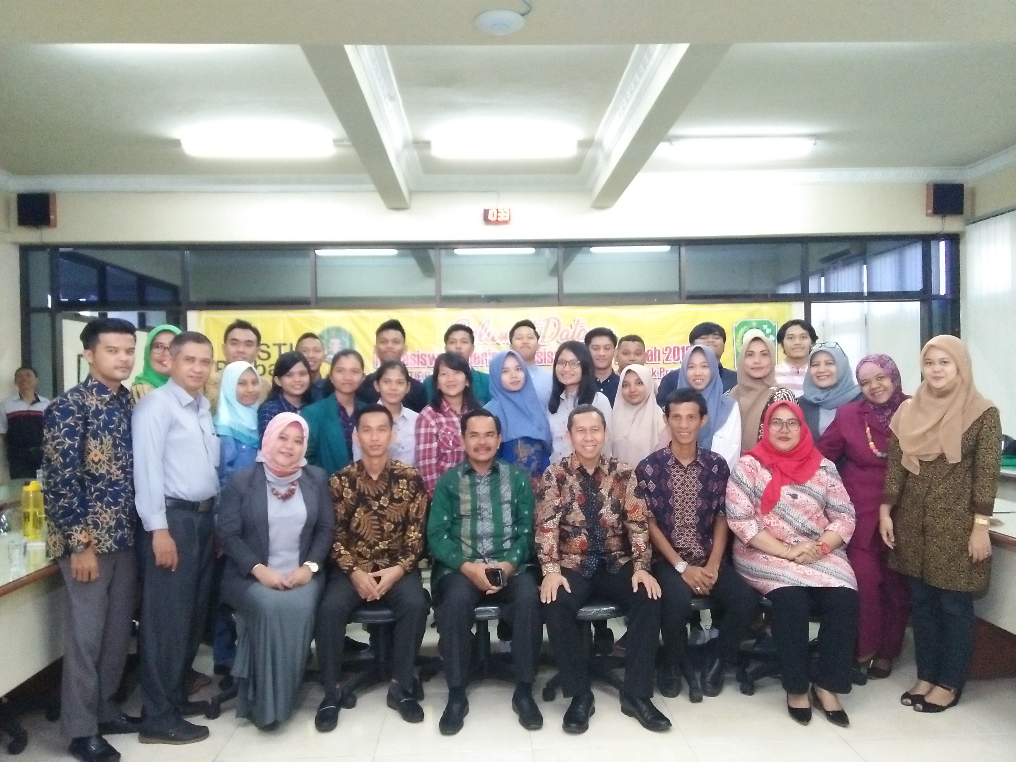 Para mahasiswa penerima beasiswa putra daerah berfoto bersama. (Amanah/ngopibareng.id)