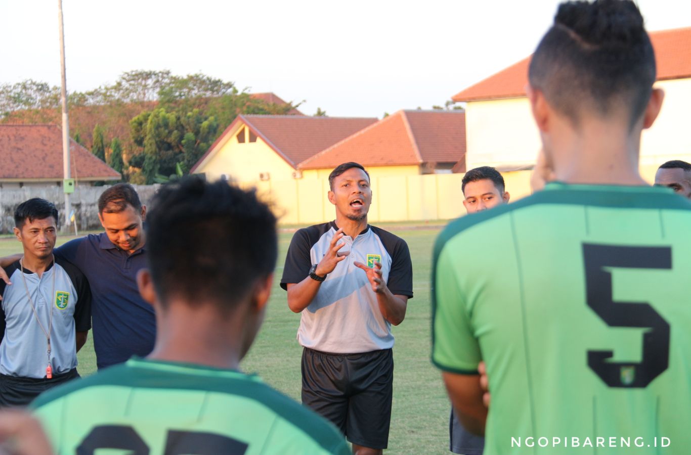 Asisten Pelatih Persebaya, Bejo Sugiantoro saat pimpin latihan di Lapangan Jenggolo, Senin kemarin. (Foto: Haris/ngopibareng.id)