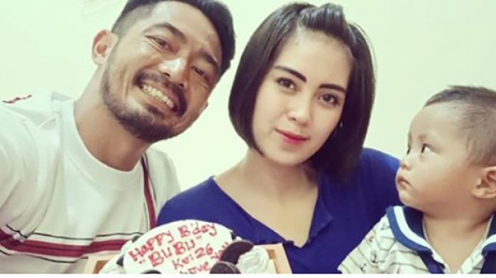 Yama Carlos bersama istri, Arfita Dwi Putri dan putranya, Marco.