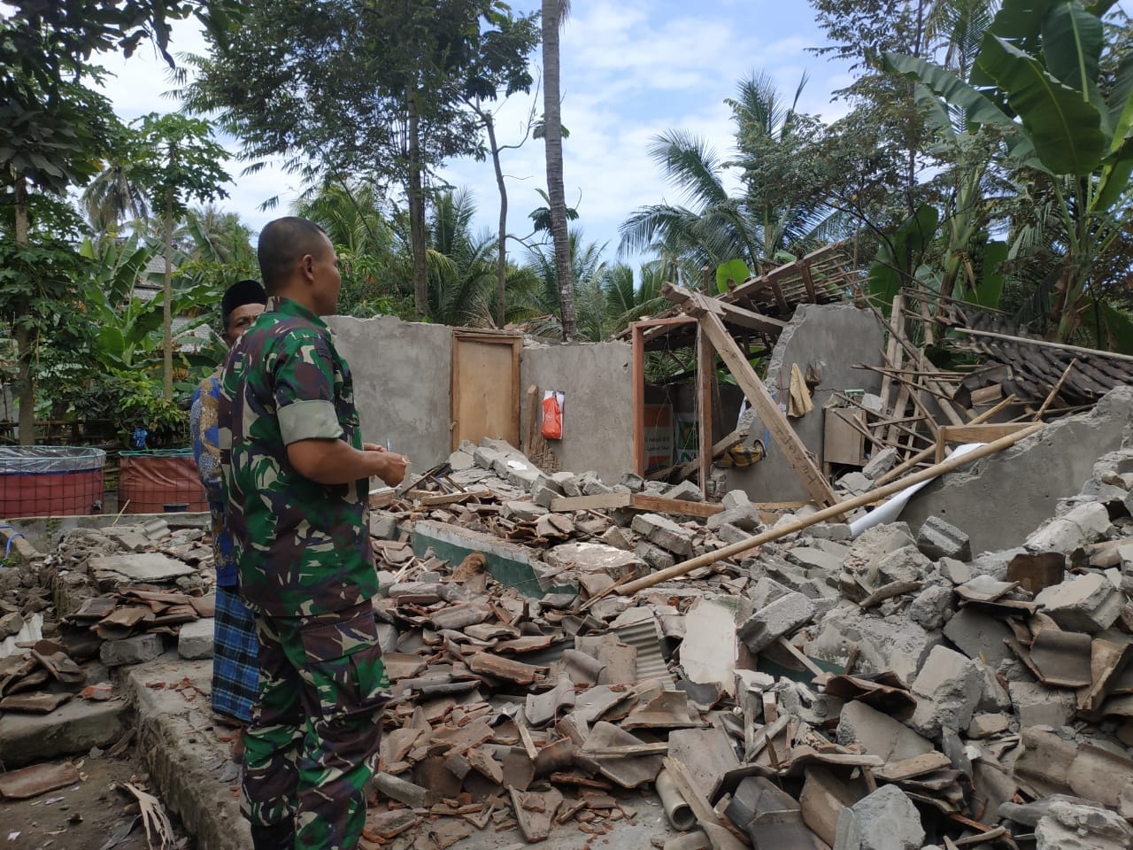 Rumah ambruk akibat gempa Lombok. Foto : BNPB