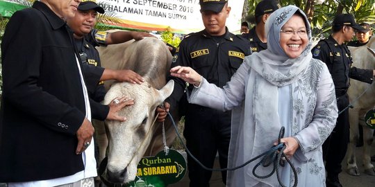 Risma saat berqurban di Idul Adha yang lalu. (foto: Istimewa) 