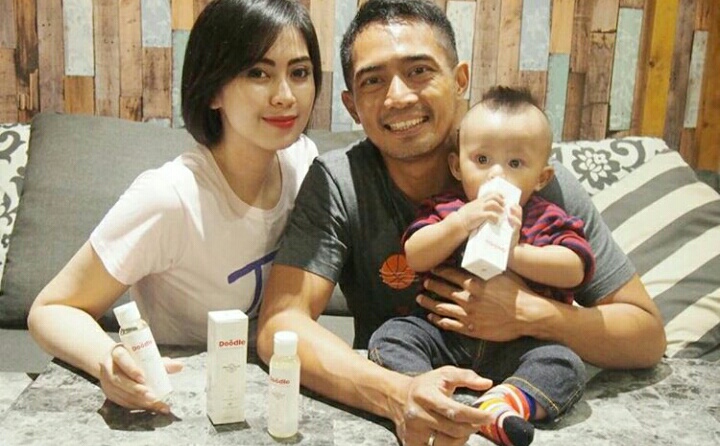 Pasangan Yama Carlos dan Arfita Dwi Putri bersama anaknya, Marco.