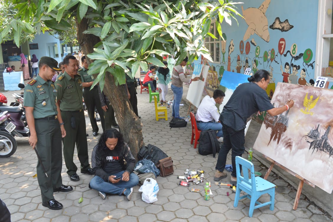 Suasana Lomba Melukis Di Acara Komsos Kreatif Kodim 0815 Mojokerto