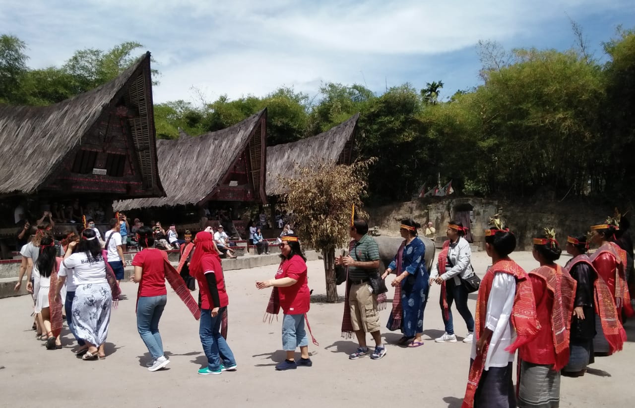 Mereka disambut dengan adat dan tradisi. foto:kemenpar