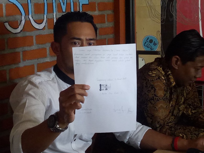 Yama Carlos memperlihatkan surat pernyataan yang dibuat lalu dilanggar sendiri oleh sang istri, Arfita Dwi Putri.