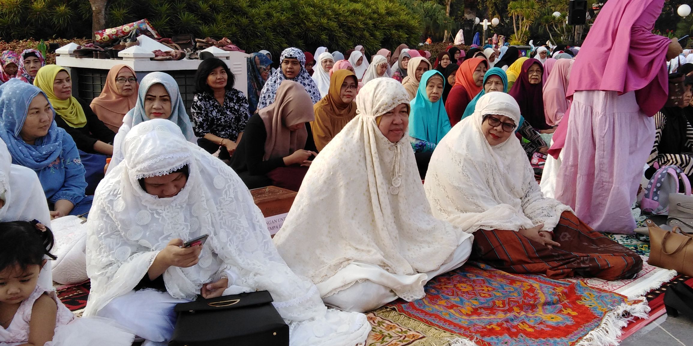 Wali Kota Surabaya Tri Rismaharini melaksanakan Salat Idul Adha di Halaman Taman Surya Balai Kota Surabaya, Rabu, 22 Agustus 2018. (foto: farid/ngopibareng.id) 