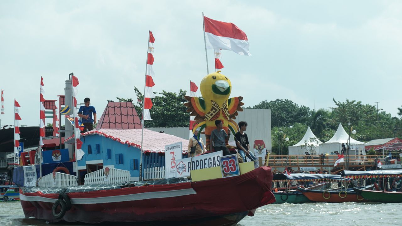 Atraksi di atas perahu... foto:kemenpar