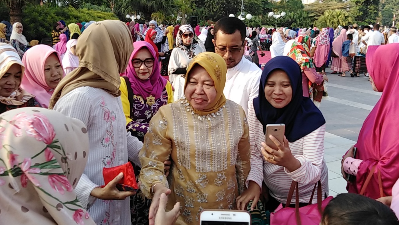 Wali Kota Risma usai melaksanakan Salat Id di Taman Surya, Balai Kota Surabaya, Rabu, 22 Agustus 2018. (foto: farid/ngopibareng.id) 