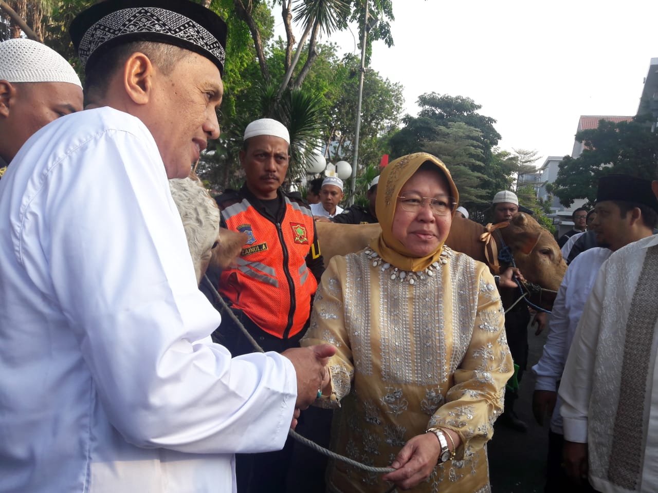 Wali Kota Risma melakukan simbolis penyerahan hewan qurban, di Taman Surya Balai Kota Surabaya, Rabu, 22 Agustus 2018. (foto: Istimewa) 
