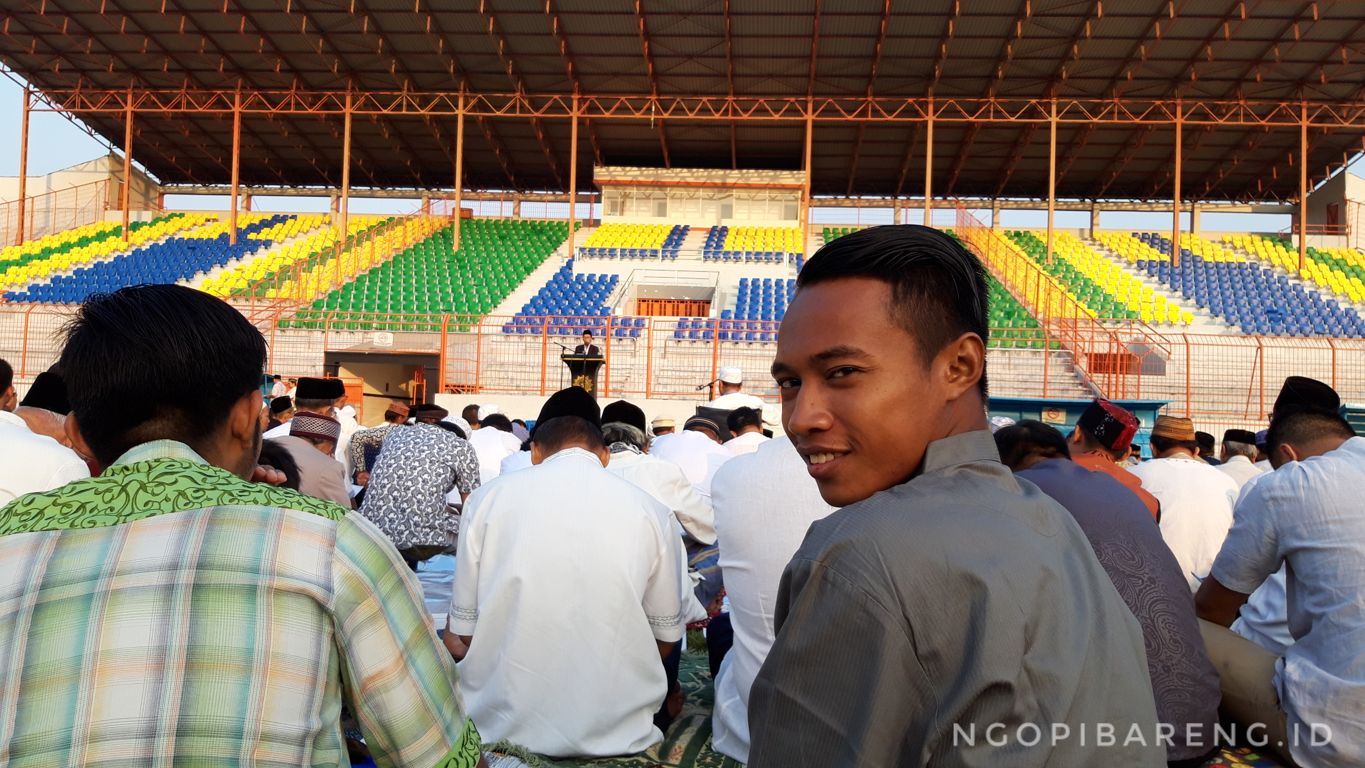 Pemain Persebaya, M. Irvan saat ikuti salat id di Lapangan Tambaksari. (foto: Haris/ngopibareng)