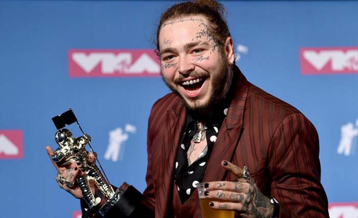 Post Malone saat menerima penghargaan  MTV VMA Awards, Senin 20 Agustus lalu.  (foto:  ap)