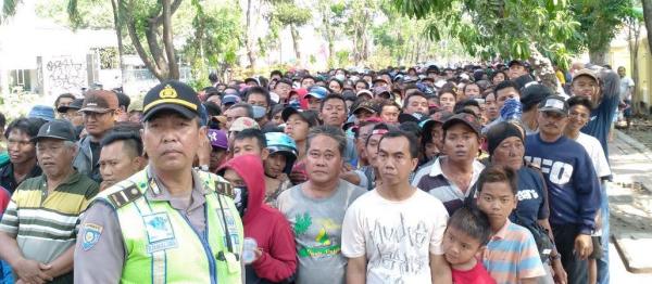 Ribuan orang mengantri daging kurban di PN Surabaya