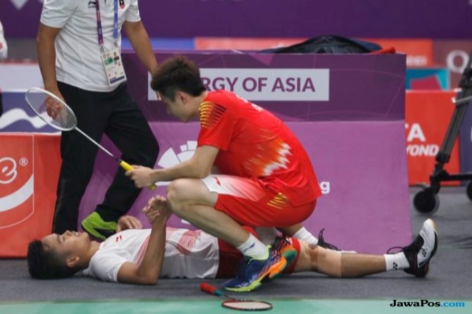 Anthony Ginting mendapatkan respect dari lawannya Shi Yuqi saat terkapar usai pertandingan. foto:jawapos