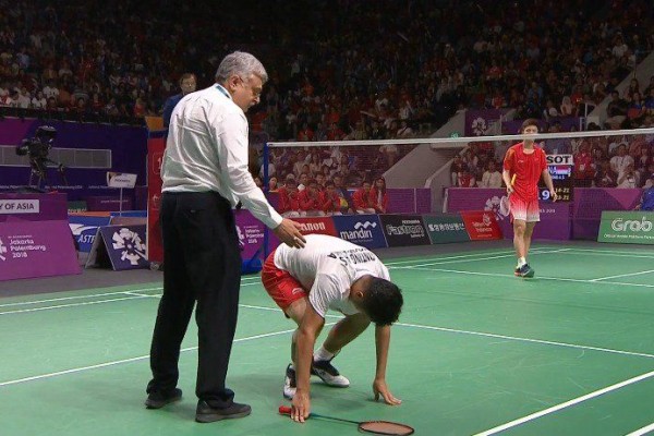 Tunggal pertama Indonesia, Anthony Ginting saat cedera. 