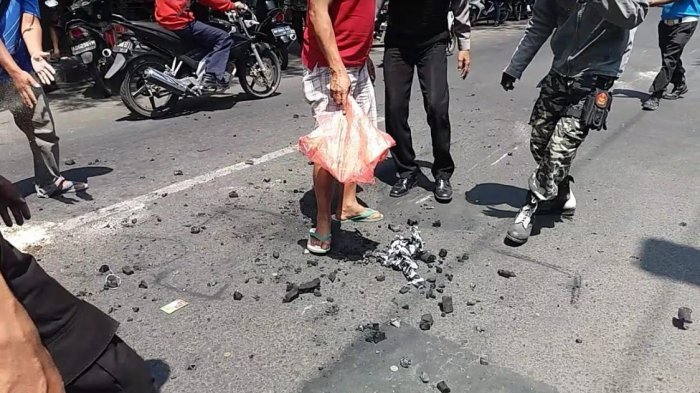 Arang yang tercecer di lokasi tabrak sengaja dari belakang. (Foto: Istimewa)