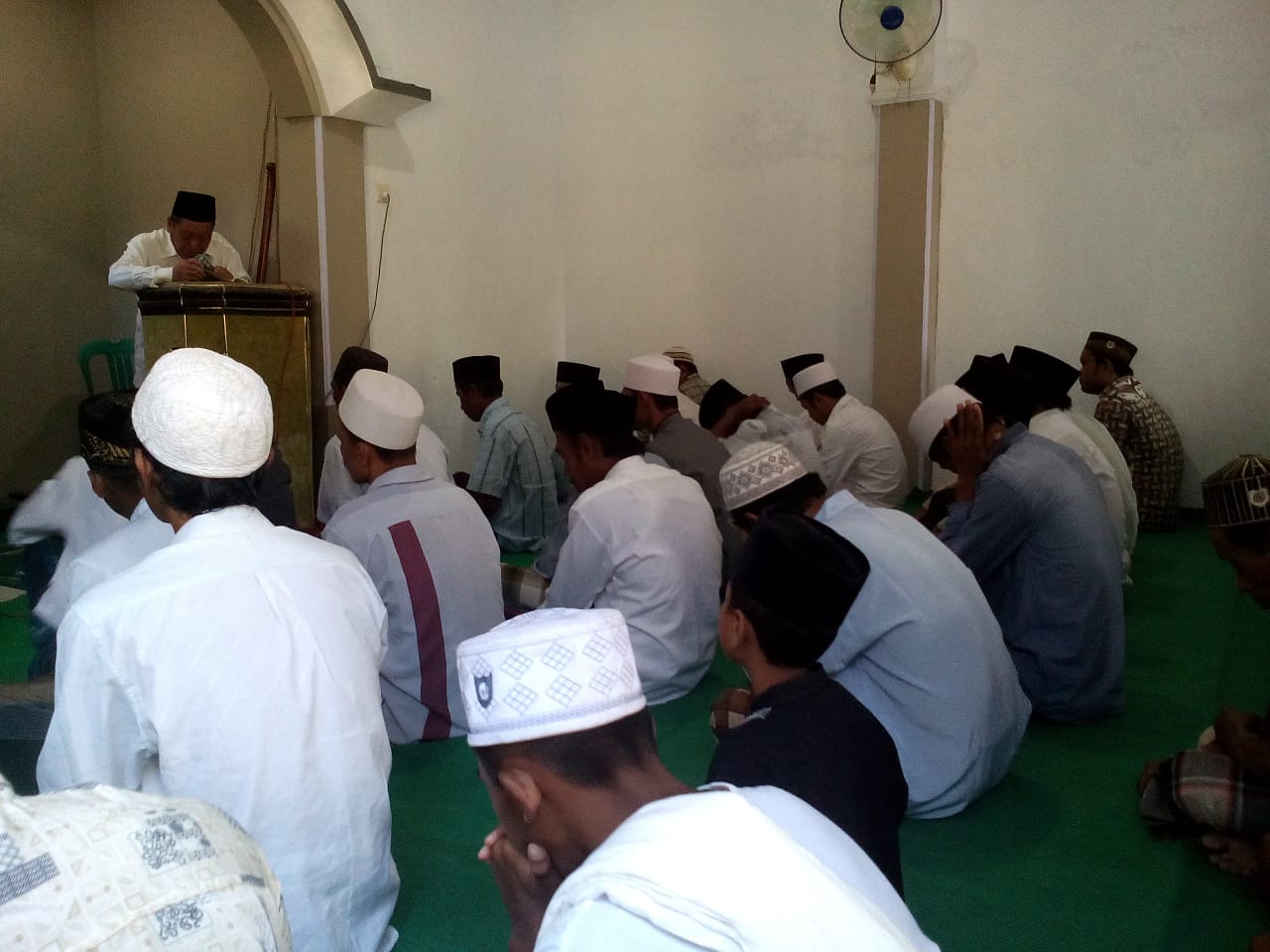 Jamaah Aboge melaksanakan sholat  Idul Adha di Musholla Al Barokah di Desa Kecamatan Leces Kamis, 23 Agustus 2018. Jamaah Aboge merayakan Idul Adha baru hari ini, Kamis 23 Agustus 2018. (Foto: Isa/ngopibareng.id)