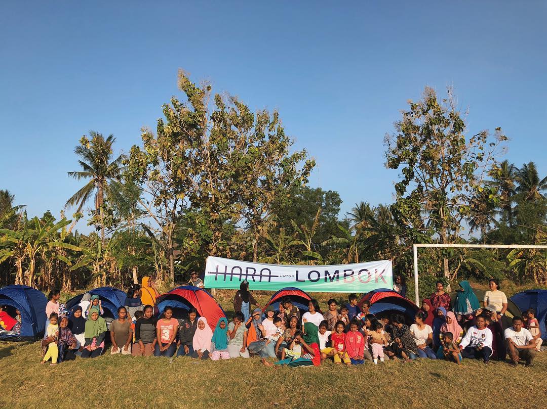 Andien mengajak suami dan anaknya bertemu para ibu dan anak-anak korban gempa. Foto: IG/andienaisyah.
