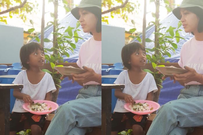 Andien menikmati makan siang di tenda pengungsian korban gempa Lombok. Menunya ikan asin dan sayur pepaya. Foto: IG/andienaisyah.