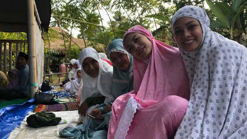 Andien (kanan) salat Idul Adha bersama warga korban gempa Lombok dan Menteri Susi Pudjiastuti (kiri). Foto: IG/andienaisyah.