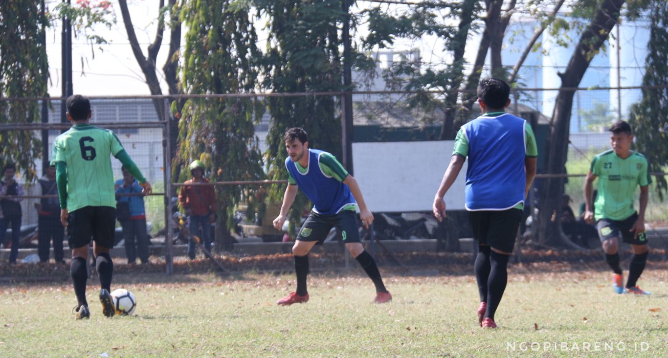 Skuad Persebaya Surabaya saat latihan di Lapangan Sier, Kamis 23 Agustus 2018. (foto: Haris/ngopibareng.id)