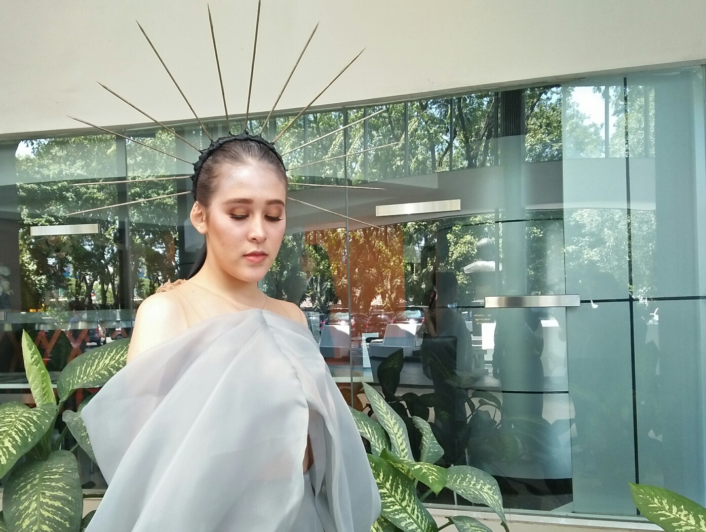 Seorang model mengenakan desain baju Re-purify. (Amanah/ngopibareng.id)