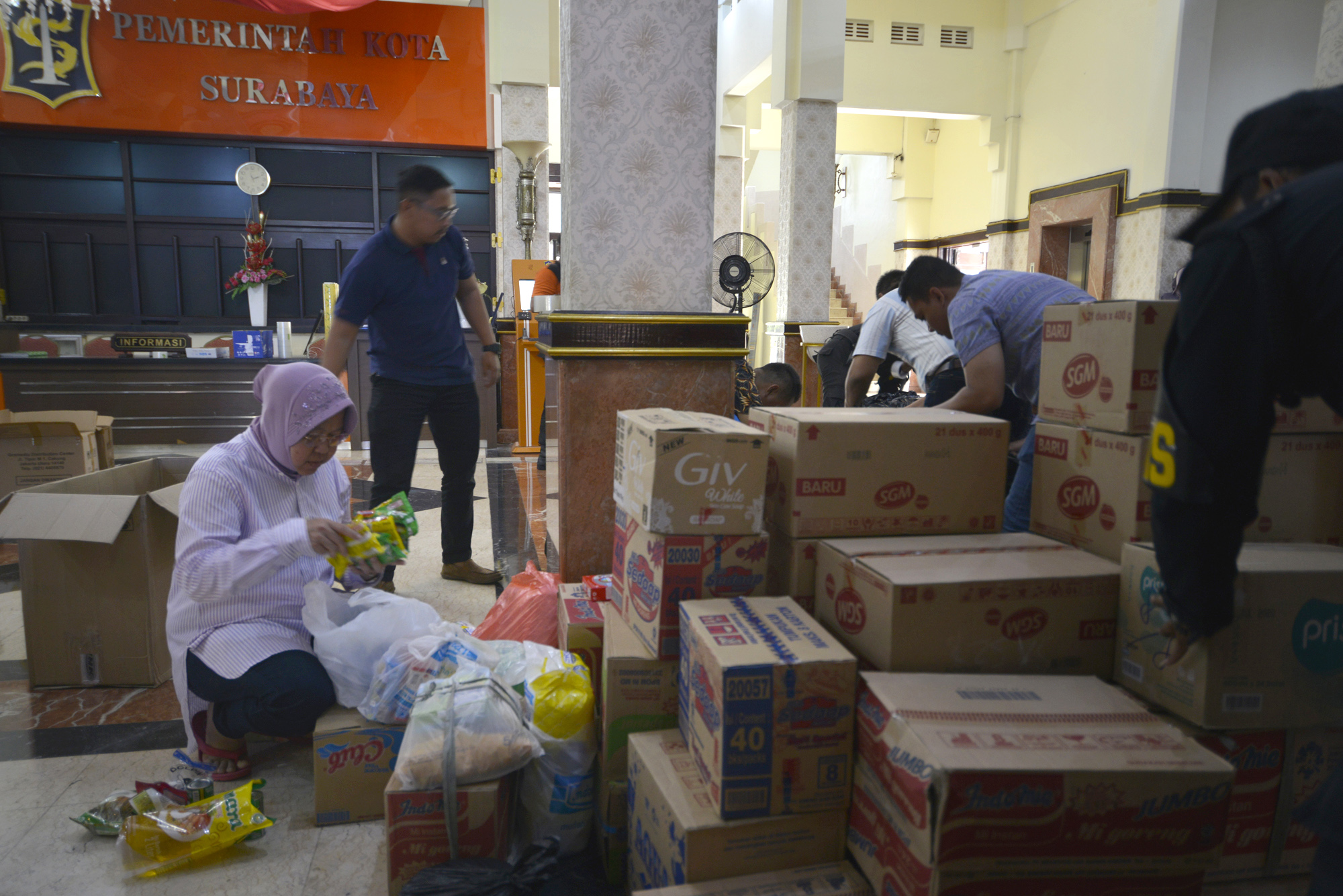 Wali Kota Surabaya Tri Rismaharini saat mempersiapkan bantuan untuk korban gempa Lombok. (foto: farid/ngopibareng.id) 