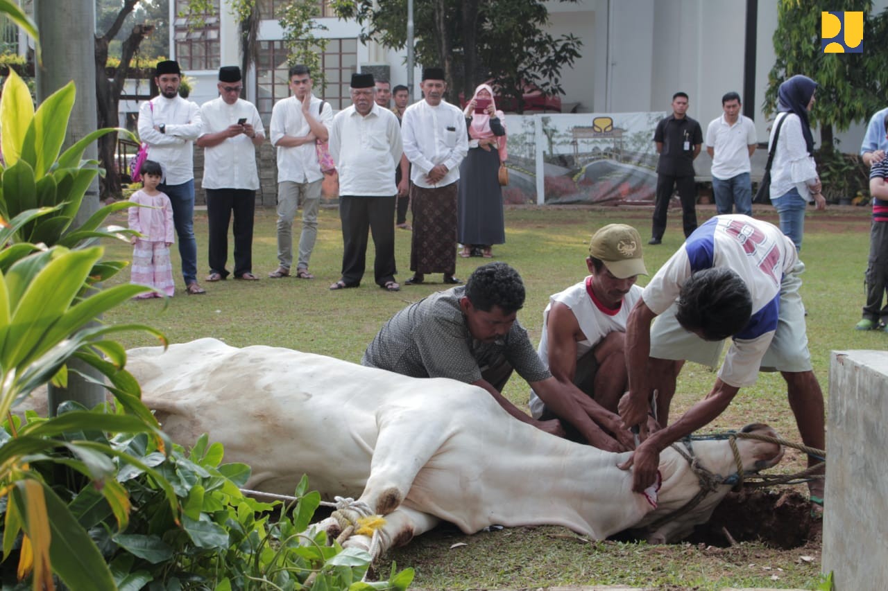 Menteri Basuki usai melaksanakan shalat Idul Adha 1439 H, di Masjid As-Salam, Kementerian PUPR, Rabu, 22 Agustus 2018. (foto: Dok. PUPR) 