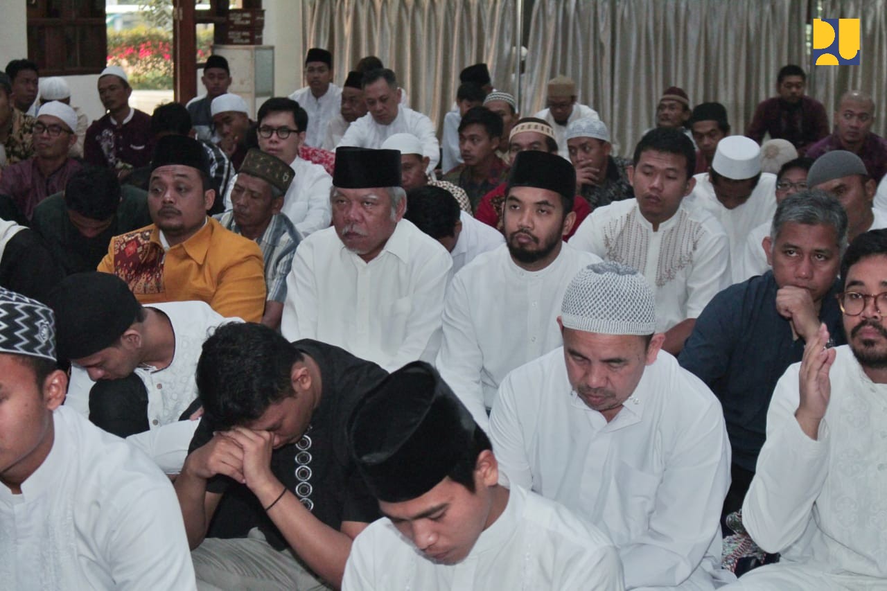 Menteri Basuki usai melaksanakan shalat Idul Adha 1439 H, di Masjid As-Salam, Kementerian PUPR, Rabu, 22 Agustus 2018. (foto: Dok. PUPR) 
